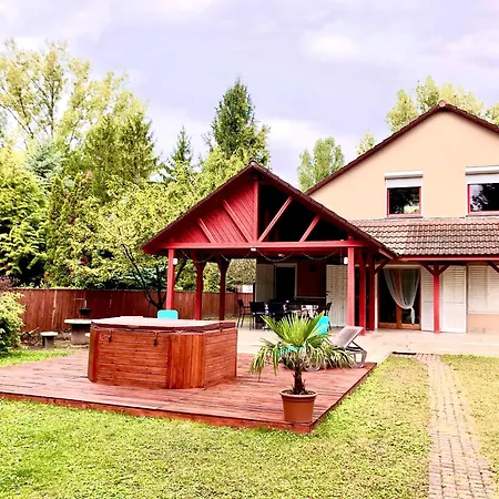 Tieffapartmanhaz באלאטונסארסו