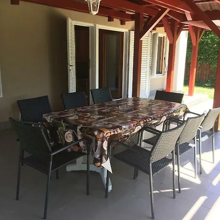 Ferienhaus Tieffapartmanhaz Balatonszarszo